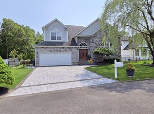 6 Hyacinth Ct, Holtsville, NY 11742