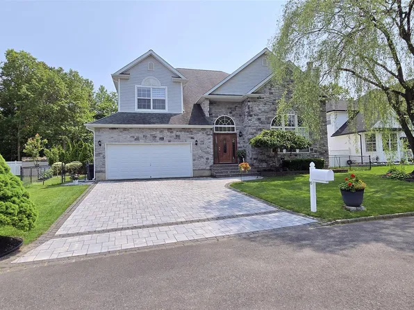 6 Hyacinth Court, Holtsville, NY 11742