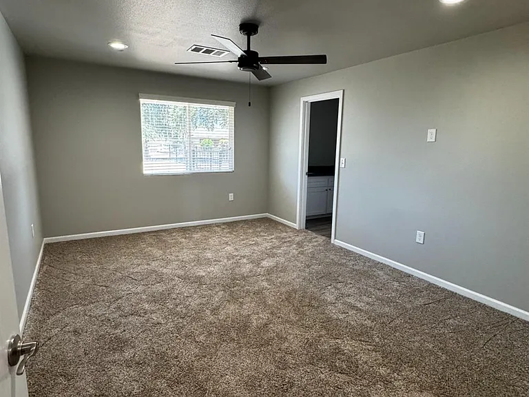 4832 N Fruit Ave — Photo 15