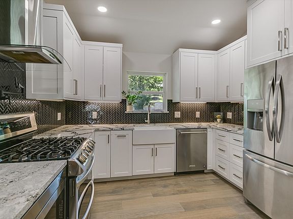 5th image of 5110 Lucas Ln