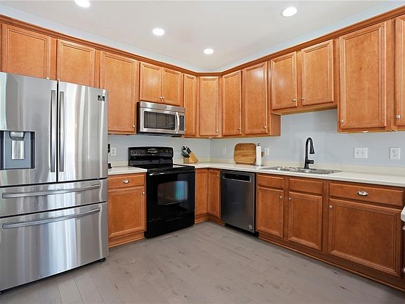 5th image of 308 Maple Ct