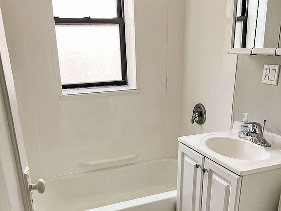 4th image of 2612 W Gunnison St APT 1R