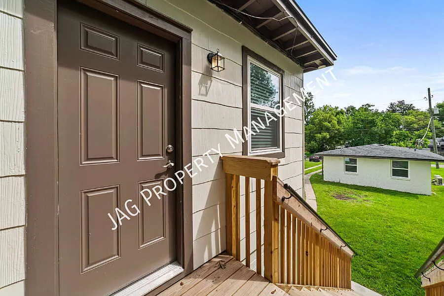"Charming 2-Bed Retreat at 1074 Day Avenue, Jacksonville Cozy 700 sq ft Living!" — Photo 4