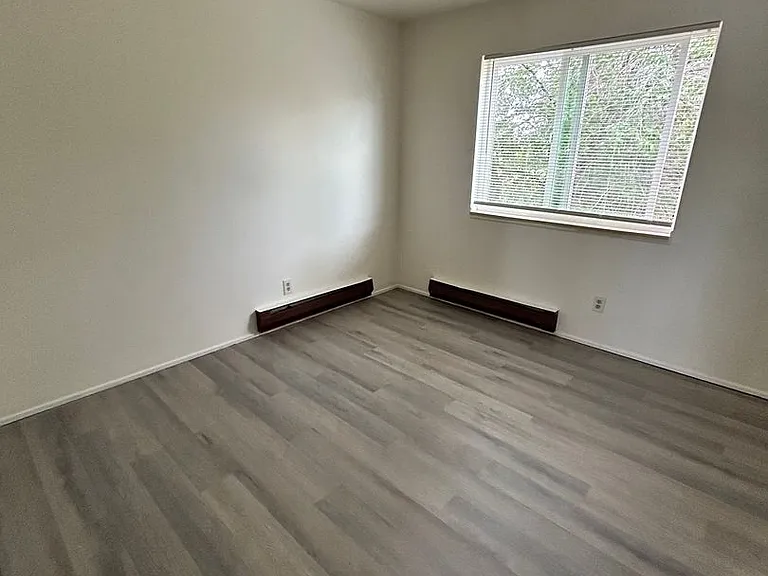 399 N Mountain View Dr — Photo 3