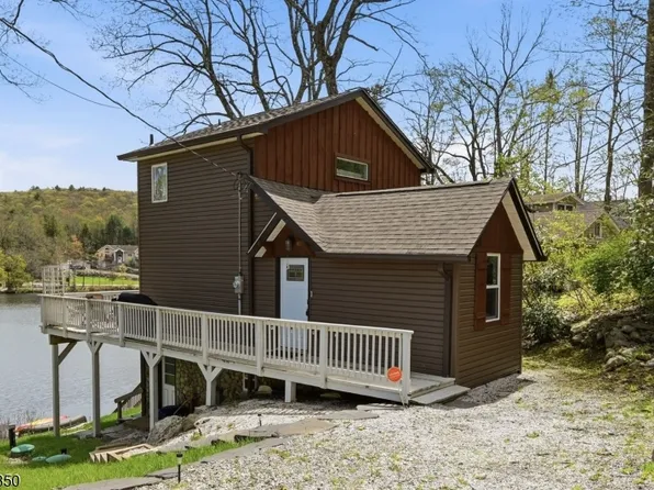 51 Goldfinch Ln, West Milford Twp., NJ 07421