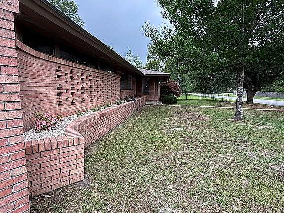 2nd image of 905 Persimmon Ave