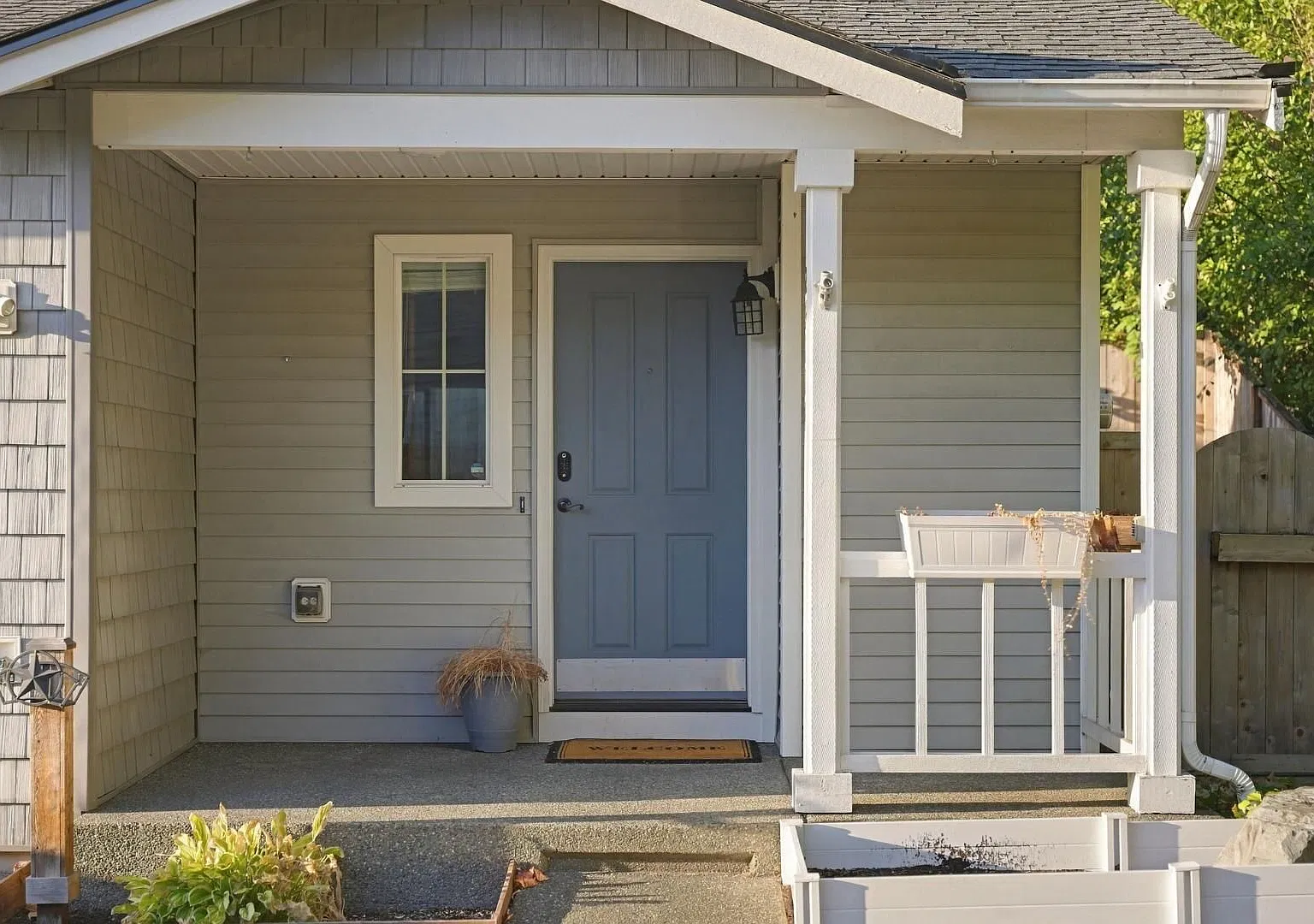 Spacious Maple Valley Townhome with Private Fenced Backyard & A/C — Photo 3