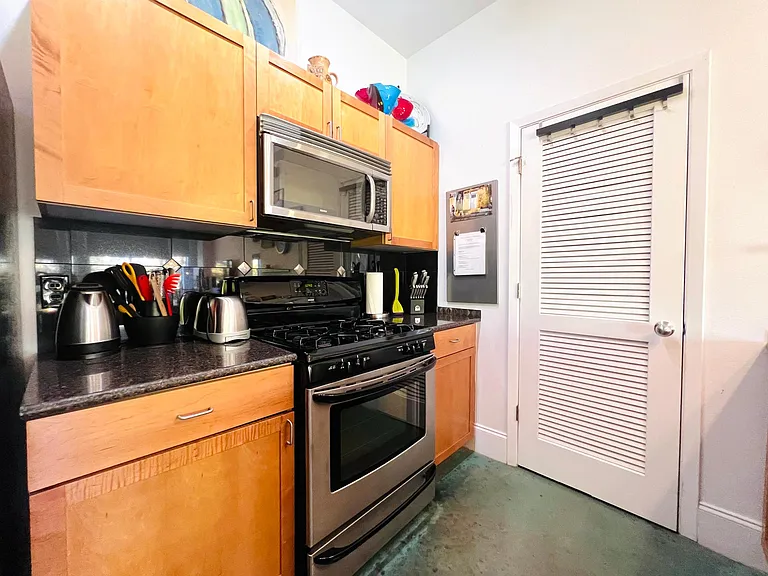 2401 E 6th St #6 — Photo 11