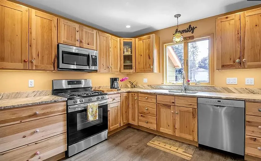 4 bed, 1619 sqft, $2,600 — Photo 3