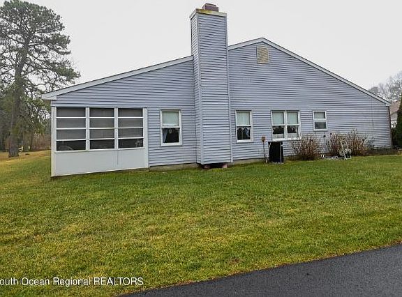 3rd image of 127 Maplecrest Dr W