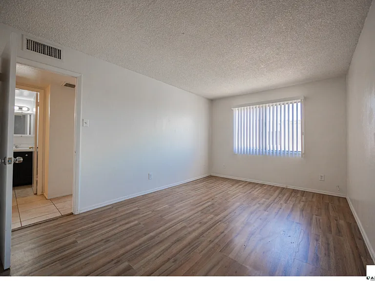 5040 N 40th Ave — Photo 10