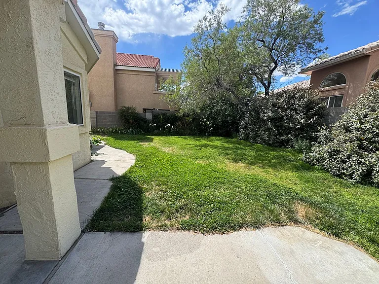 1142 Narcisco St NE — Photo 20