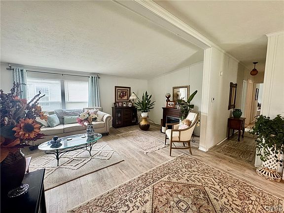 4th image of 619 Barbara Ave