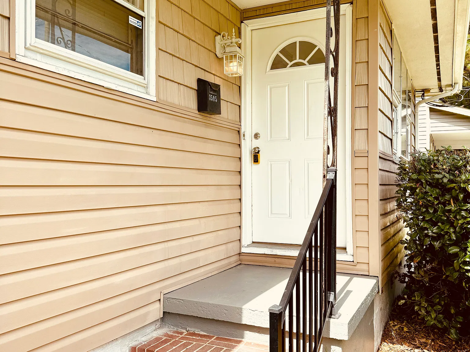 3 bed, 1100 sqft, $2,100 — Photo 3