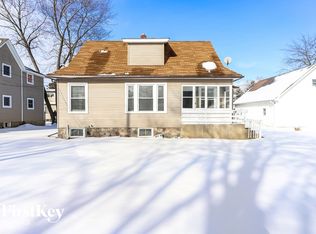 114 W Donovan Ave, Woodstock, IL 60098