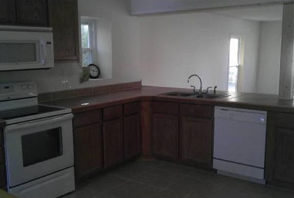 5th image of 104 E Hurt St
