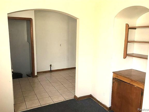 4th image of 13042 Hampshire St