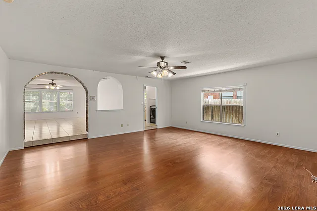 3 bed, 2.0 bath, 1863 sqft, $1,800 — Photo 3