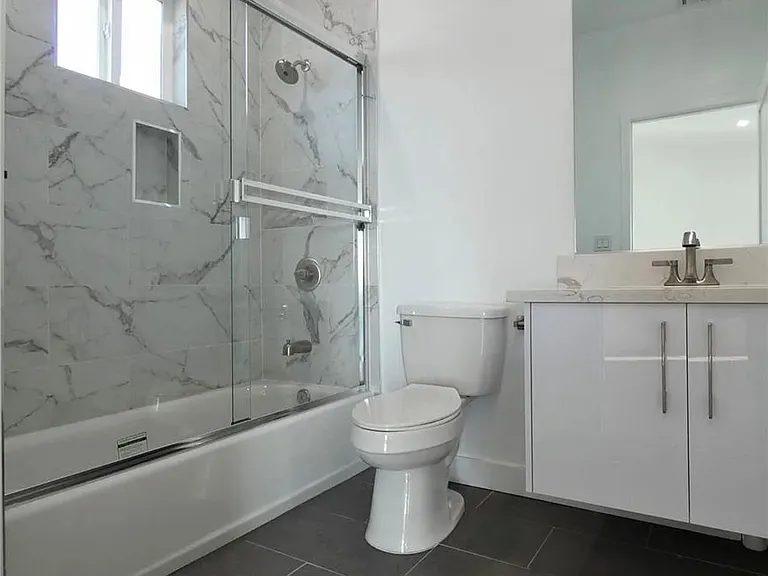 1820 Thurman Ave #1818-1/2 — Photo 5