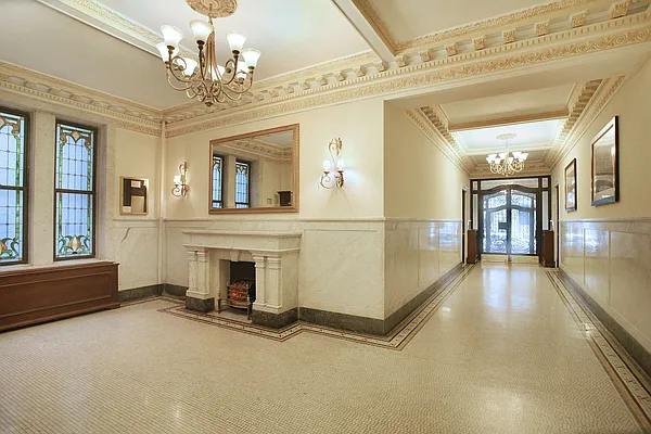 Sold by AAU Real Estate Advisors | media 10