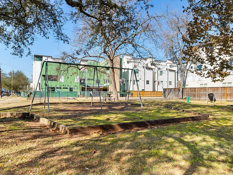 1608 Colorado St — Photo 29
