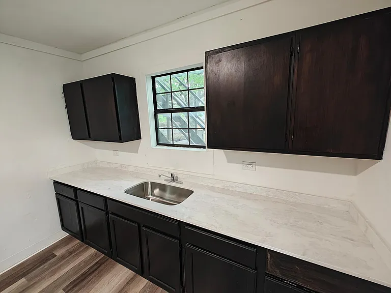 211 E Standifer St #B — Photo 6
