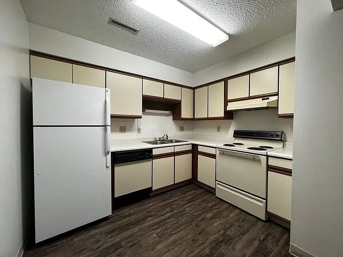 427 S Van Buren St #5 — Photo 5