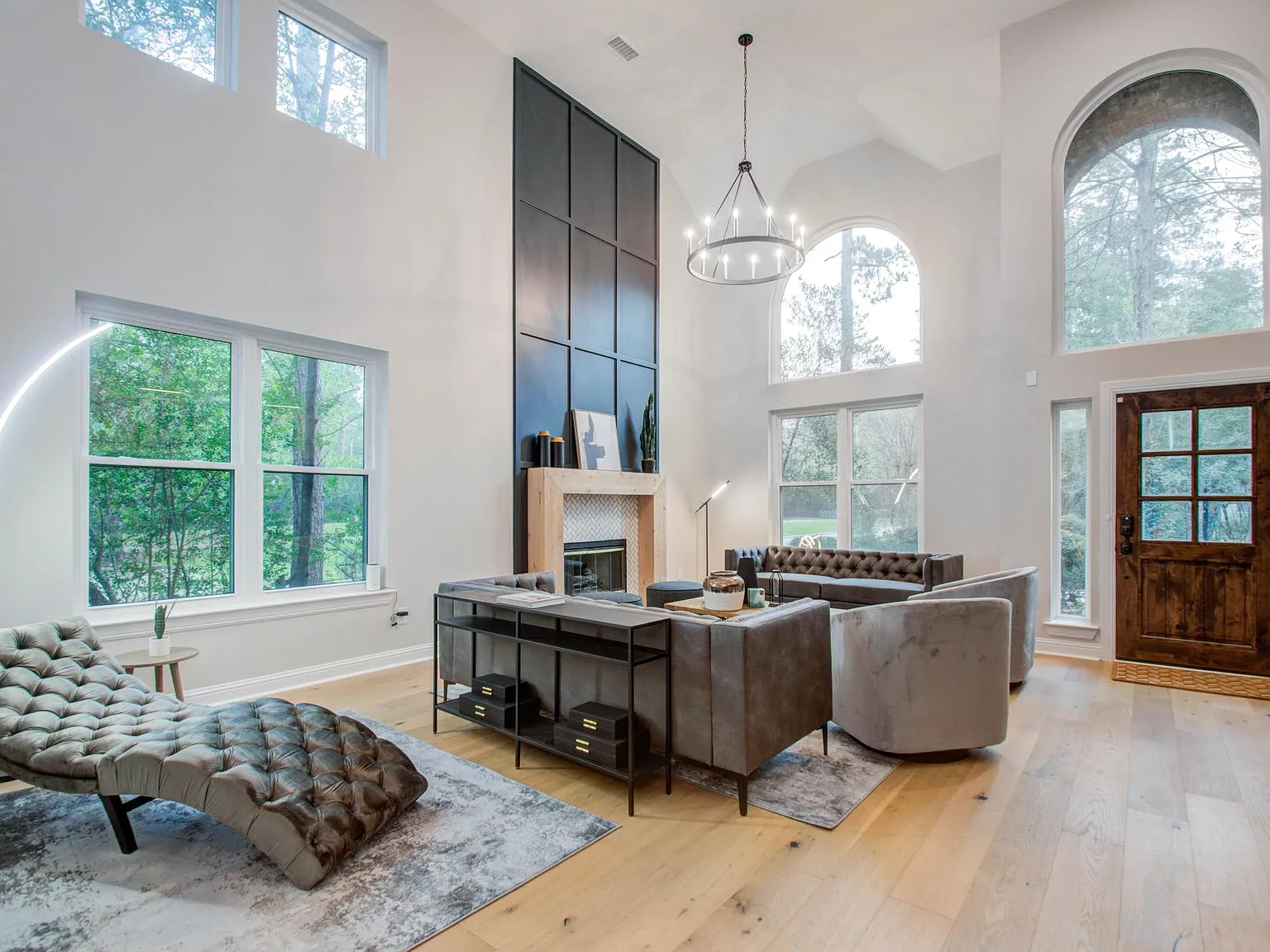 6 bed, 2.5 bath, 2679 sqft, $11,950 — Photo 4