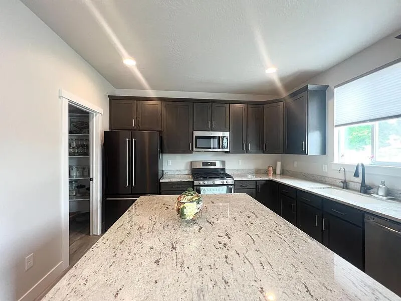 4 bed, 2.5 bath, 2342 sqft, $3,200 — Photo 3
