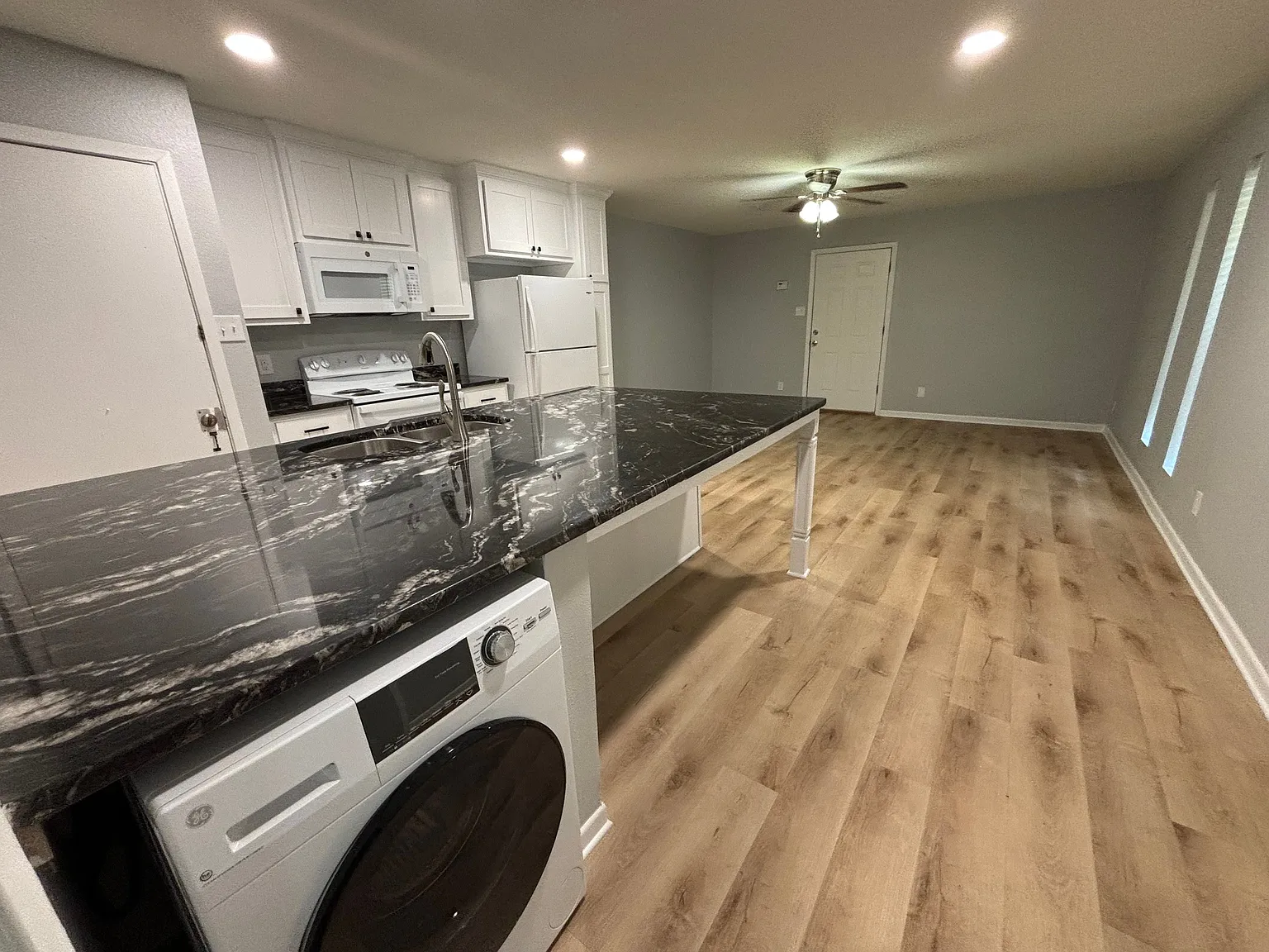 1 bed, 1.0 bath, $850 — Photo 2