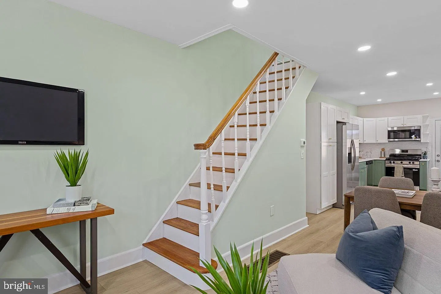 3 bed, 1.5 bath, 1250 sqft, $2,000 — Photo 2