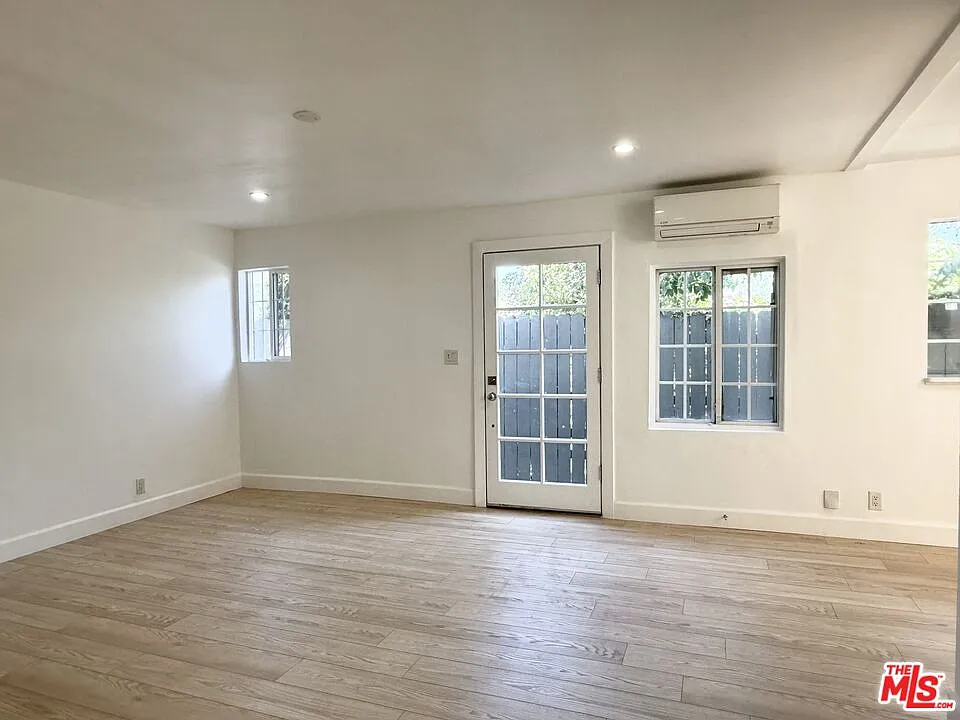 3 bed, 1150 sqft, $4,200 — Photo 2