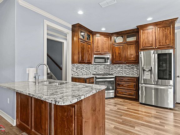 4th image of 224 Stonegate Dr