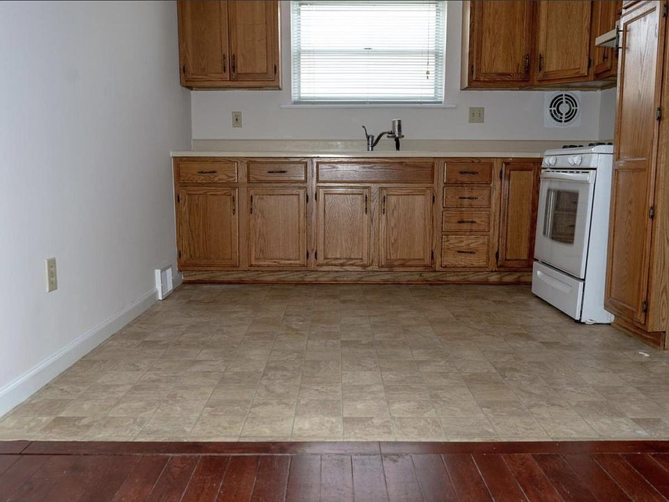 2nd image of 1962 Goodnaw St #B