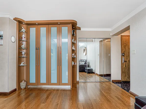 735 Avenue W image 4 of 28