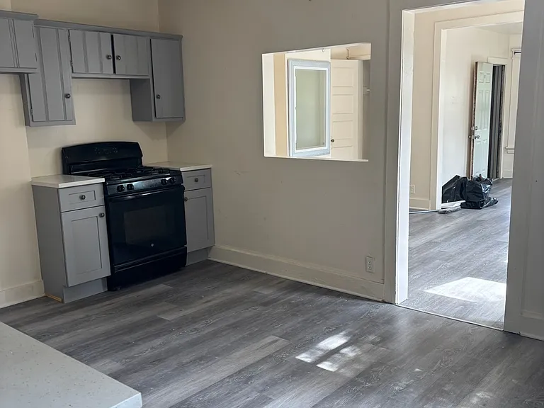 29 Burke St #1L — Photo 2