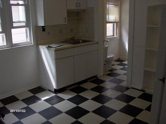 4th image of 138 Grote St