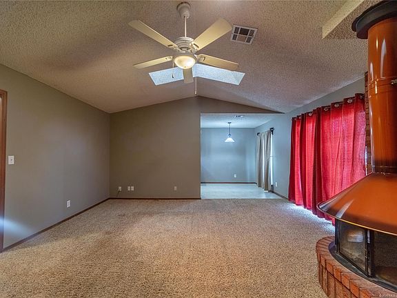 4th image of 809 Hardy Springs Cir