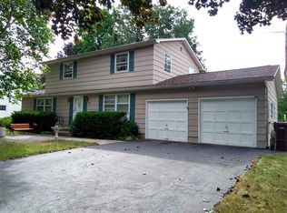 97 Pine Valley Dr, Rochester, NY 14626