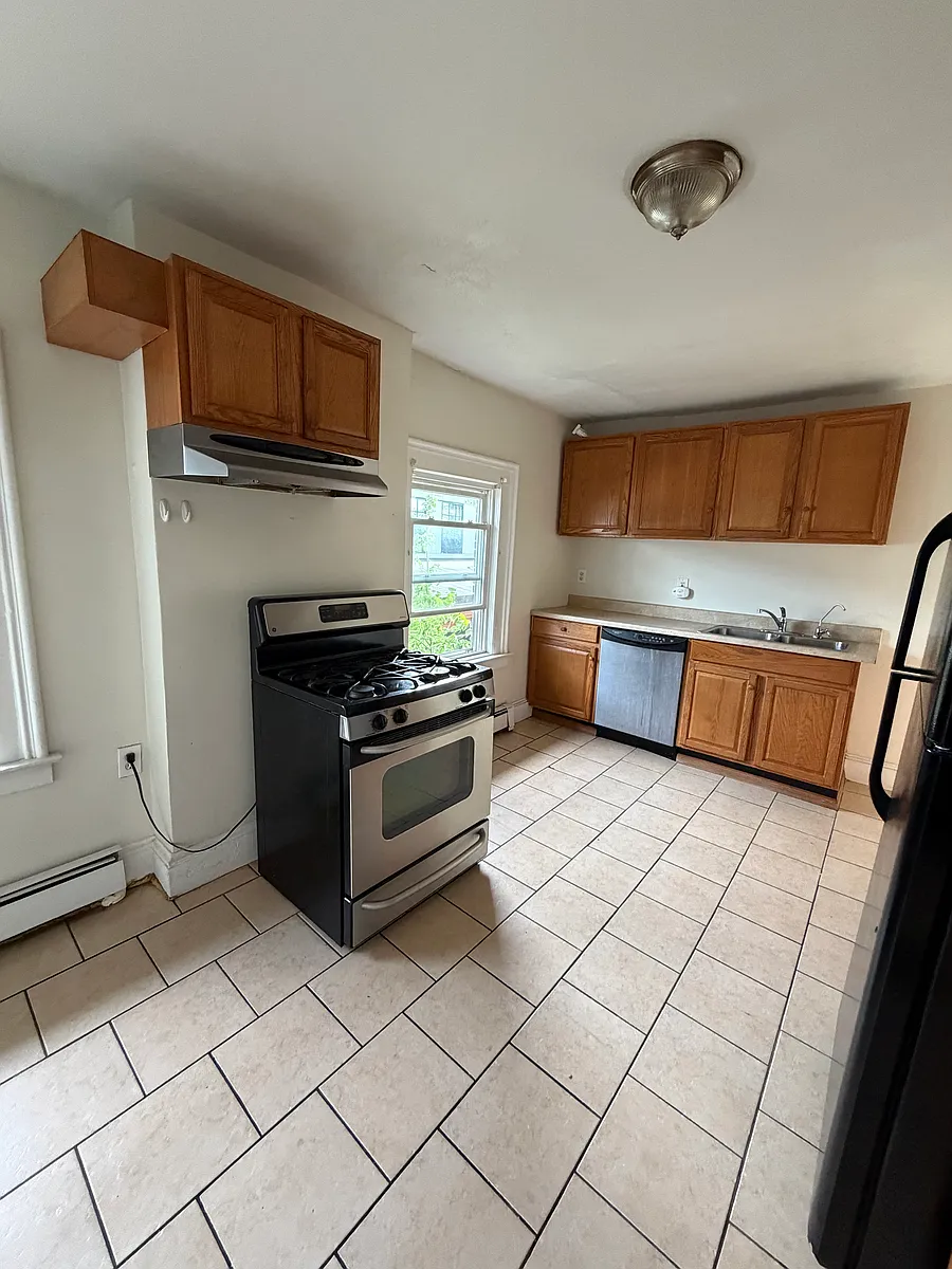 Building Photo - 479 Broad St #3S