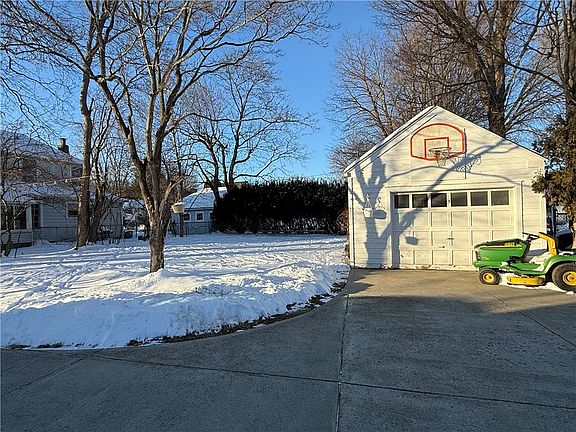 3rd image of 1518 W Water St