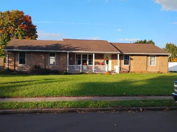 1 Aspen Ct, Douglassville, PA 19518