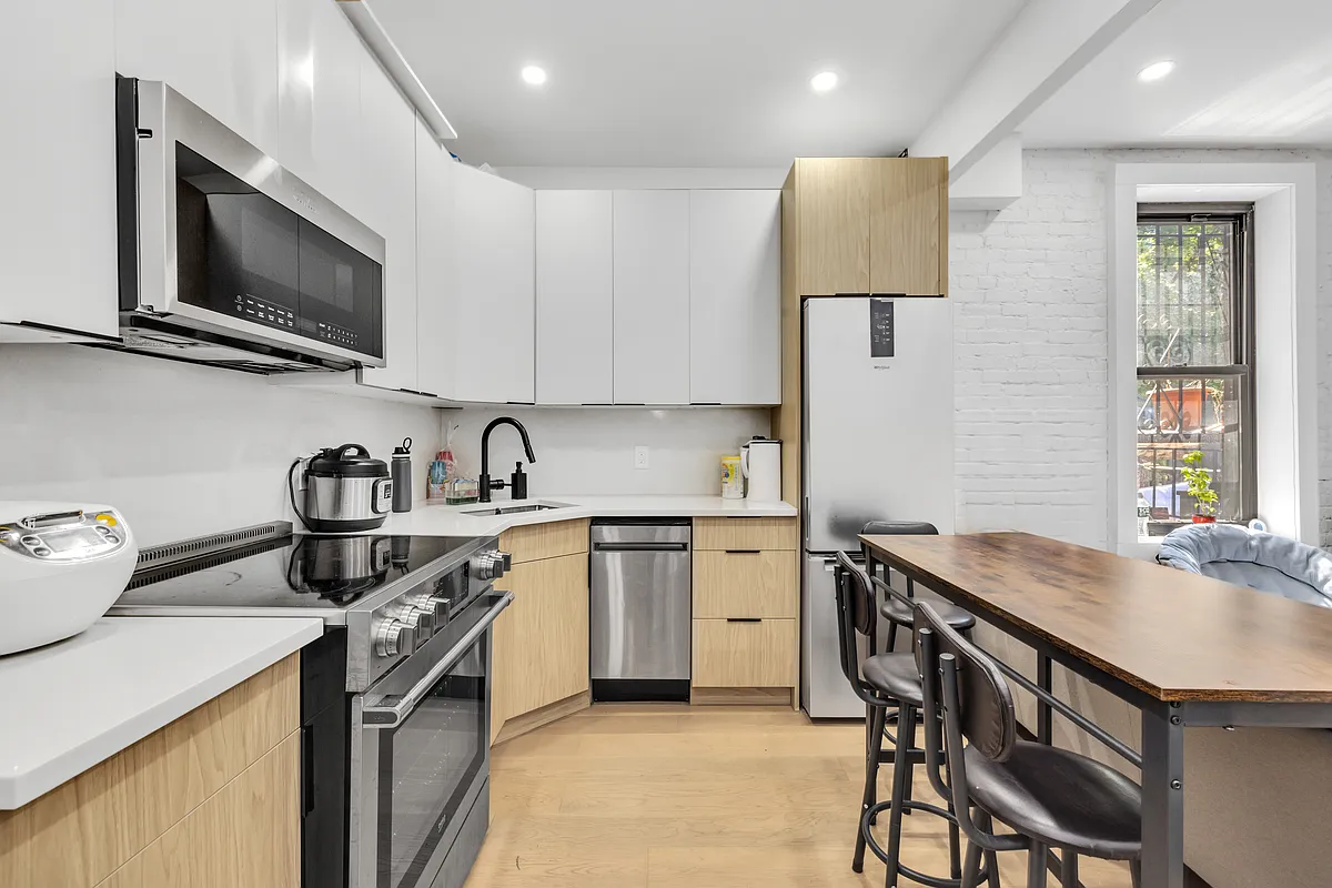 Building Photo - 107 1st Ave #8