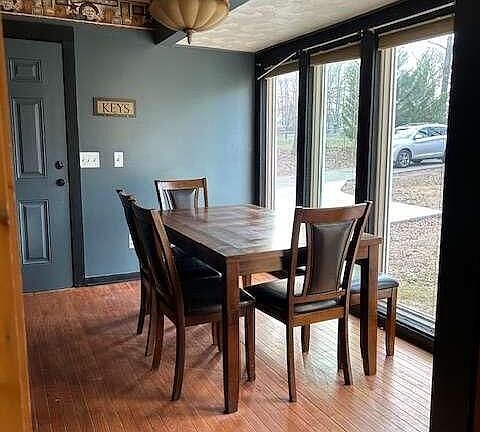 4th image of 121 Versallies Dr NE