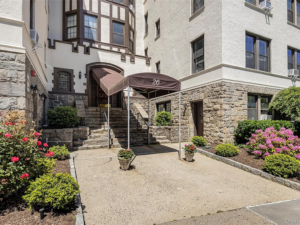 26 Pondfield Rd W #1D