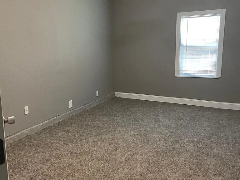 2723 Kellogg Ave — Photo 8