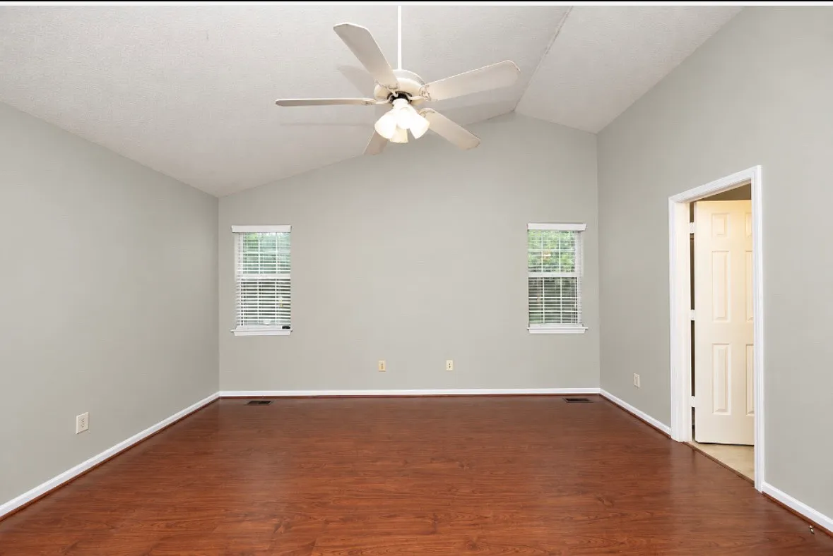 3 bed, 1337 sqft, $900 — Photo 2