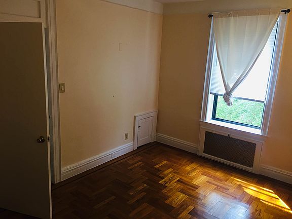 4th image of 155 E 52nd St #2