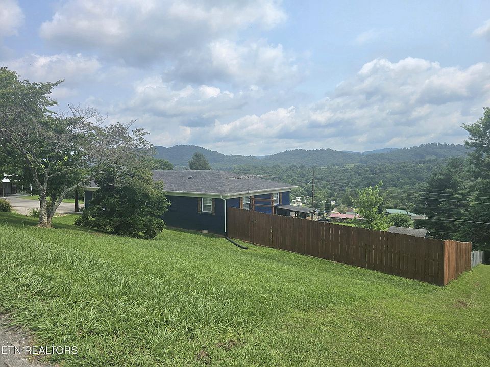 1st image of 221 Rose Dr