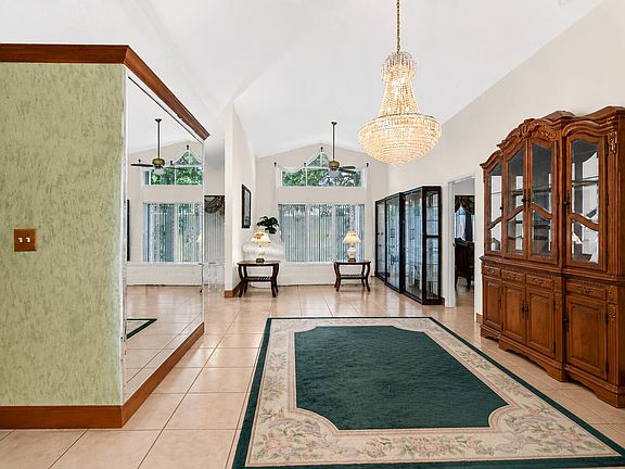 5th image of 1059 Fairfax Circle W